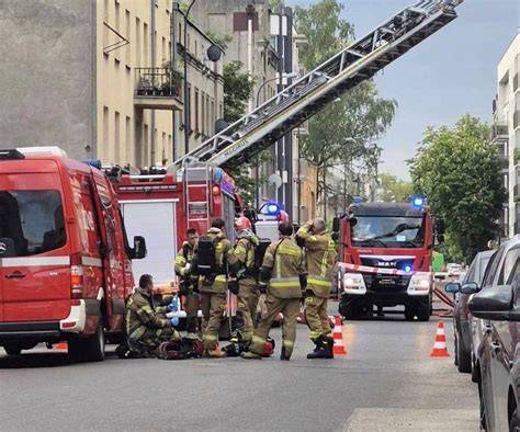 akcja gaśnicza w Łodzi, strażacy gaszący pożar kamienicy