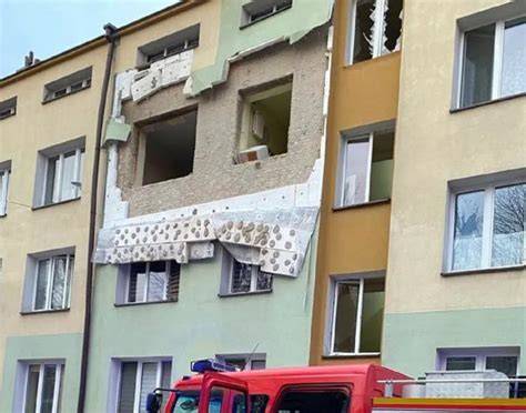 Wizualizacja skutków wybuchu gazu w bloku mieszkalnym, uszkodzone drzwi