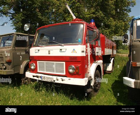 Photo of a Jelcz 004 fire engine in action