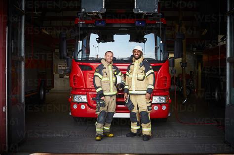 Thematic photo of a modern fire truck with firefighters in front of an OSP station