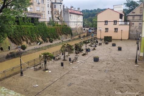 Zespoły strażaków używających profesjonalnego odkurzacza wodnego podczas akcji po powodzi