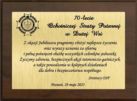 Statuetki i dyplomy wręczane sponsorom OSP Sarnów podczas jubileuszu 90-lecia.