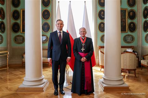 Zdjęcie przedstawiające Andrzeja Wyszogrodzkiego wręczającego odznaczenia strażakom podczas uroczystości