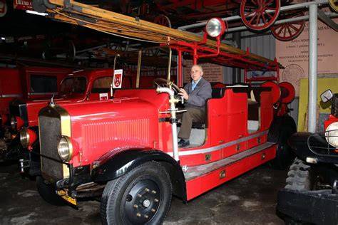 Zabytkowy wóz strażacki Mercedes z 1926 roku w Małopolskim Muzeum Pożarnictwa