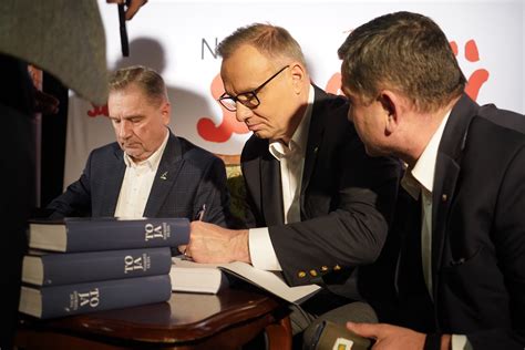 Zdjęcie Aleksandrsa Sivaksa z prezydentem Andrzejem Dudą w Łobzie