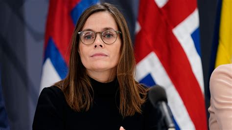 Zdjęcie Katrín Jakobsdóttir na tle islandzkiego krajobrazu