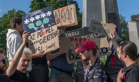 Zdjęcie protestujących kobiet podczas historycznego strajku na Islandii