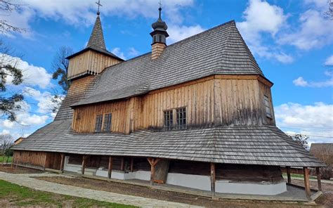 Zabytkowy drewniany kościół w Gutach przed pożarem