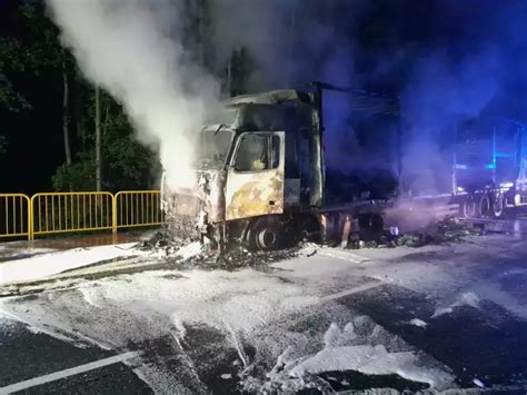 pożar ciężarówki na drodze krajowej, płonąca kabina, dym