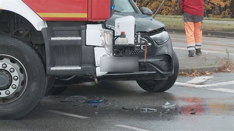 Wóz strażacki i płonący samochód osobowy na ulicy Rajtarskiej w Kielcach