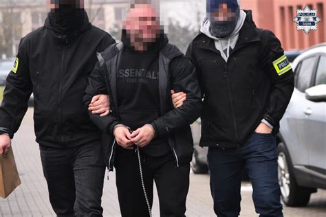 Policjanci podczas zatrzymania członków grupy przestępczej