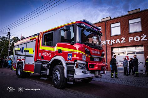 Zdjęcie nowego ciężkiego samochodu ratowniczo-gaśniczego Scania P 420 przed remizą OSP Puszczykowo