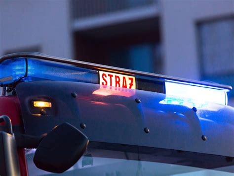 zdjęcie kłębów czarnego dymu unoszących się nad miastem