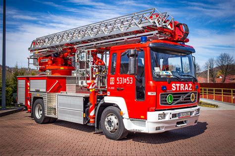 Samochód specjalny VOLVO SHD-21 z podnośnikiem hydraulicznym podczas uroczystości przekazania