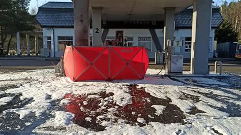 Zdjęcie spalonego kampera na stacji benzynowej w Polkowicach po ugaszeniu pożaru