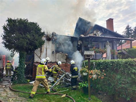 Zdjęcie strażaków gaszących pożar domu jednorodzinnego