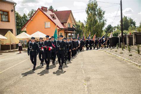Zdjęcie historyczne orkiestry dętej OSP Dłużec lub strażaków z lat 80.