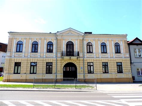 Widok z zewnątrz na zabytkowy, czterokondygnacyjny budynek starej remizy strażackiej.