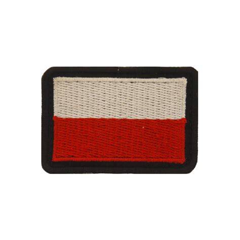 Zbliżenie na detale munduru OSP: haftowany emblemat, guziki, obszycia