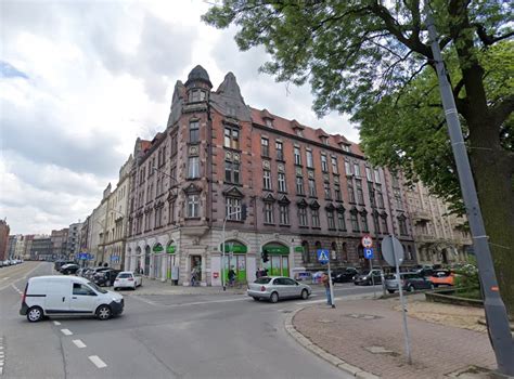 Zbliżenie na detale robota-wozu strażackiego, ukazujące jego światła LED i przyciski sterowania