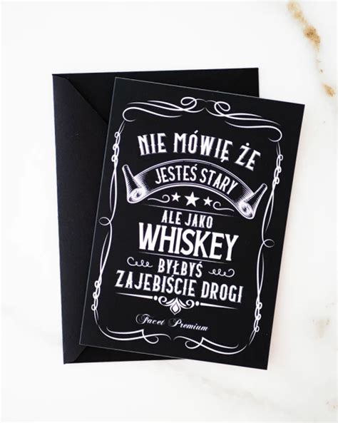 Przykład kartki urodzinowej dla mężczyzny z motywem strażackim - elementy takie jak hełm, wóz strażacki, koło ratunkowe.