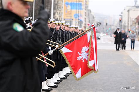 Zdjęcie strażaków OSP ze sztandarem podczas uroczystości