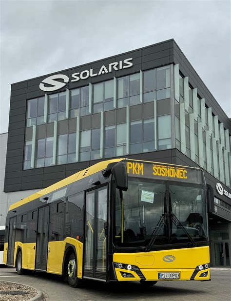 Zdjęcie płonącego autobusu PKM Sosnowiec na skrzyżowaniu w Dąbrowie Górniczej