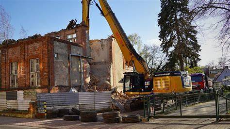 Zabytkowy budynek przy ulicy Okrzei w Pile przed pożarem
