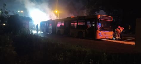 płonący autobus miejski na ulicy, dym
