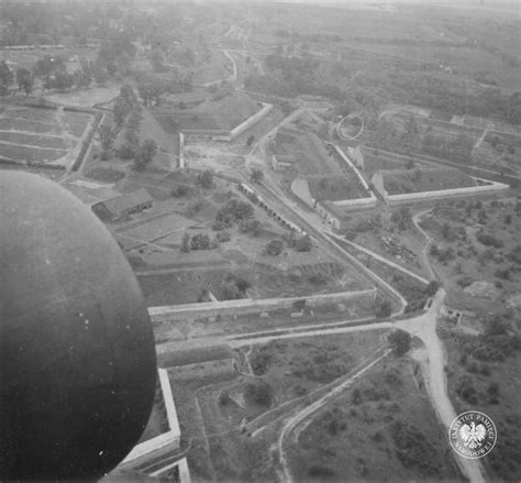 Archiwalne zdjęcie Cytadeli Warszawskiej we wrześniu 1939 r. (widok zniszczonego terenu)