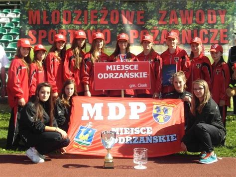 Zdjęcie drużyny młodzieżowej OSP Białaczów podczas zawodów sportowych