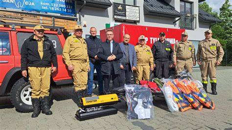 zdjęcie strażaków OSP Wilków z nowym sprzętem przed remizą
