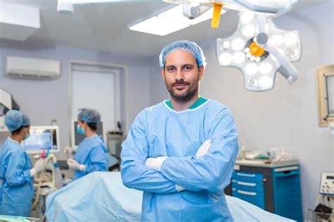 zdjęcie chirurga wykonującego operację w sali operacyjnej