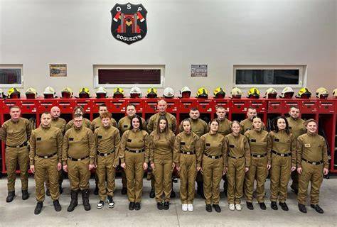 Zdjęcie przedstawiające strażaków w ubraniach koszarowych podczas codziennych czynności w strażnicy
