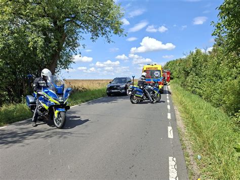 zdjęcie z miejsca wypadku drogowego z udziałem motocykla i znaku drogowego