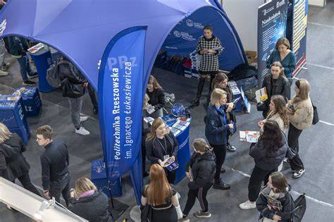 Stoisko Szkoły Głównej Służby Pożarniczej na targach edukacyjnych