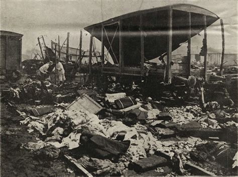 zdjęcie zniszczonych wagonów kolejowych po pożarze w Pakistanie