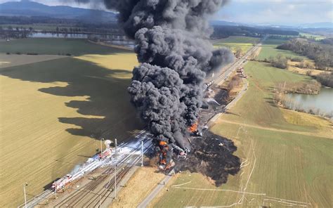 widok z lotu ptaka na miejsce katastrofy kolejowej w Czechach z płonącymi cysternami