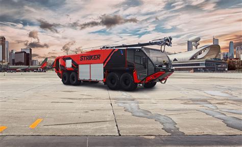 Zdjęcie wozu Oshkosh Striker 8x8 na lotnisku