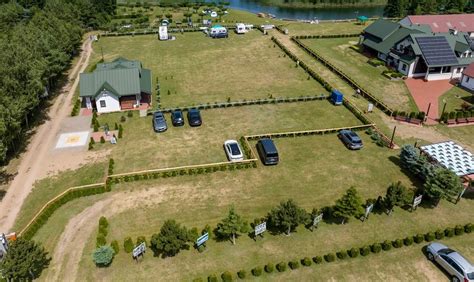 Widok na Kamp Pri Vovku z góry, pokazujący rozmieszczenie namiotów i kamperów