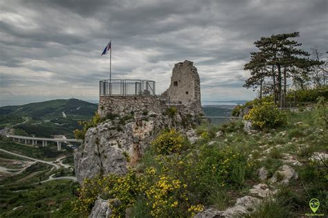 Widok na sektor Črni Kal z wspinaczami na drogach