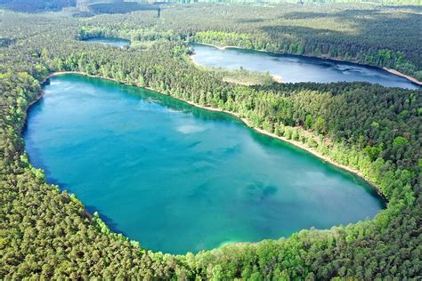 Widok na jezioro Czarne w okolicy Piesna