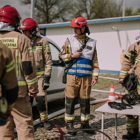 Fotografia strażaków uczestniczących w ćwiczeniach ewakuacyjnych