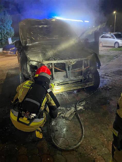 Zdjęcia z miejsca podpalenia samochodu na ulicy Sienkiewicza, blisko elewacji budynku