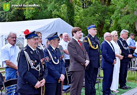 Oficjele i strażacy podczas ceremonii wręczania odznaczeń