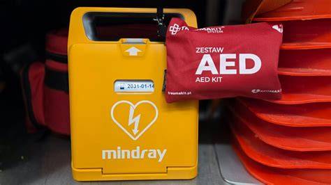 Infografika przedstawiająca pozyskany sprzęt dielektryczny i defibrylator AED przez OSP Wrzosy-Brzeziny