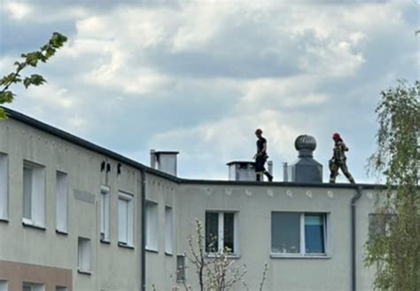 Zdjęcie doszczętnie spalonego domu lub strażaków podczas akcji w Osiedlu Poznańskim