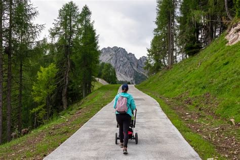 Karolinka podczas górskiej wycieczki z pomocnikami