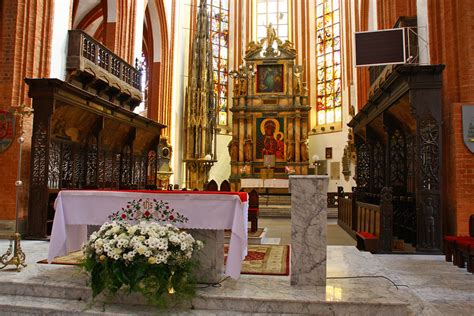 Zrekonstruowany ołtarz w kościele w Kasparusie