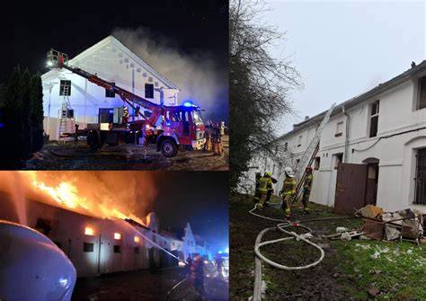 Strażacy gaszący pożar w Mosznej